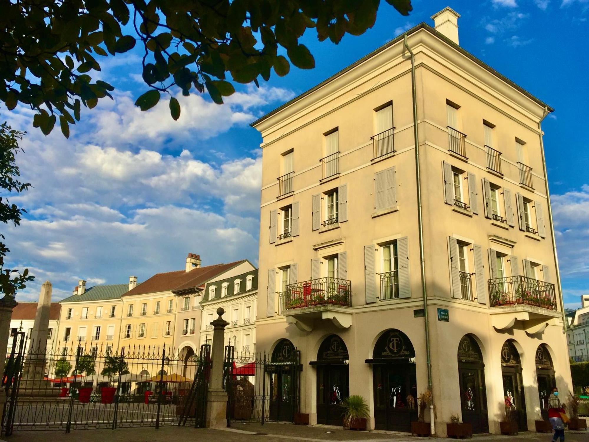 Appt Vue Place De Toscane - 4Min Disneyland-Paris 세리스 외부 사진