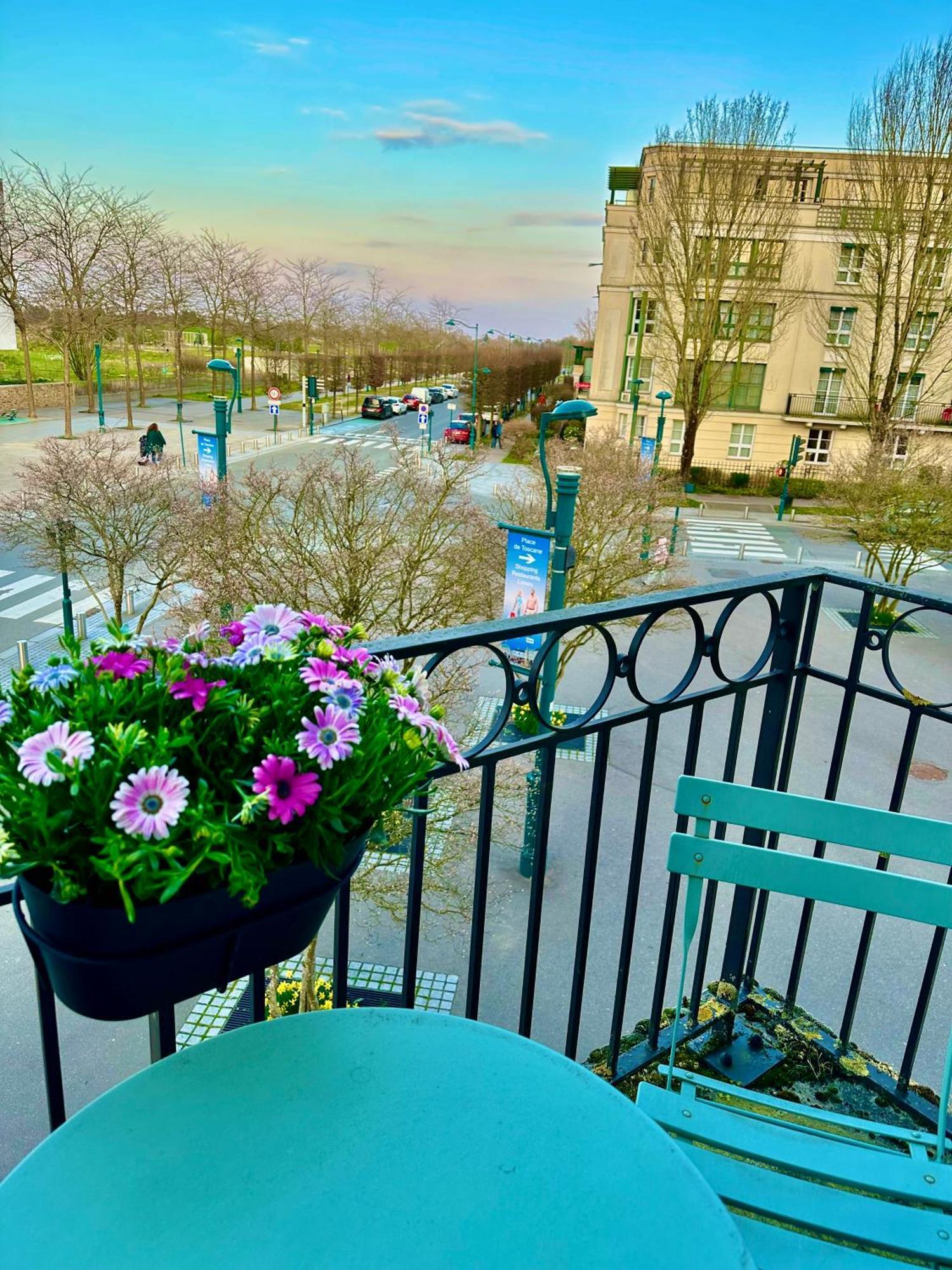 Appt Vue Place De Toscane - 4Min Disneyland-Paris 세리스 외부 사진